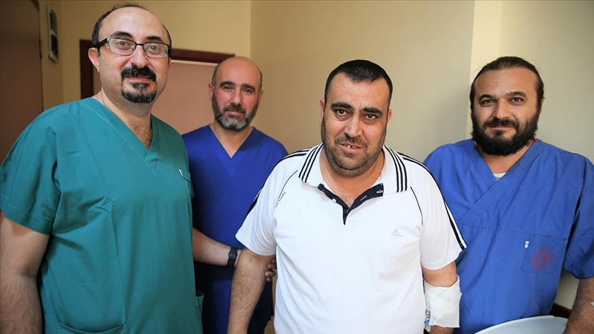 Tümör nedeniyle bacağını kaybetme riski bulunan hasta ayağa kalktı