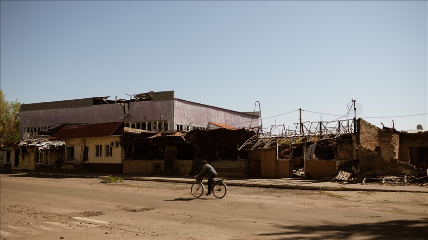 Ukraine: No water, no electricity, but life goes on in Huliaipole's damaged buildings