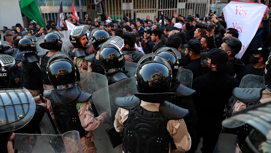 بغداد.. الأمن العراقي يفرق متظاهرين بمحيط السفارة السويدية