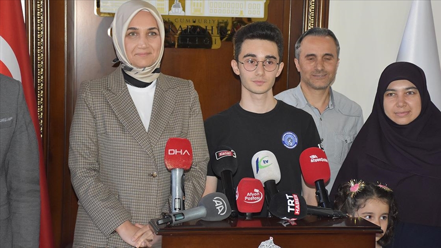 Afyonkarahisar'da YKS birincilerinden Emre Ekici: Başarımda öğretmenlerim ve arkadaşlarım da etkili oldu
