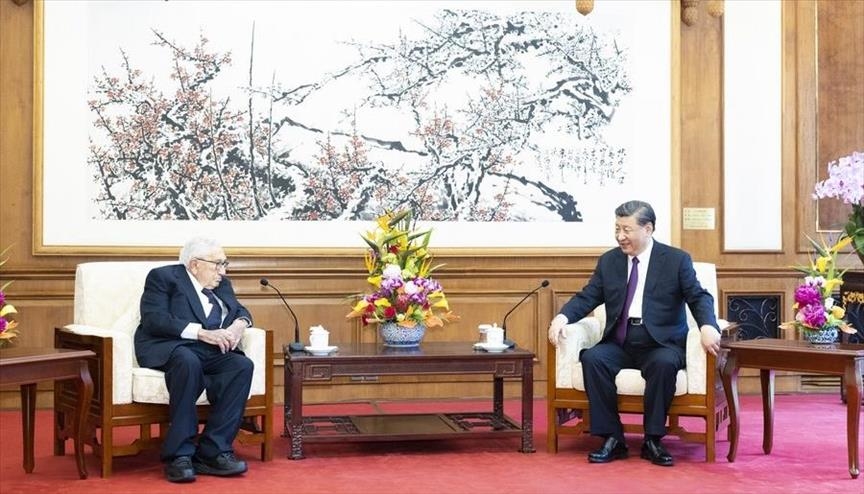 Le président chinois Xi Jinping reçoit l'ancien secrétaire d'État américain Henry Kissinger
