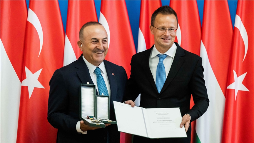 Eski Dışişleri Bakanı Çavuşoğlu'na Macaristan'da "Yıldızlı Liyakat Nişanı" verildi