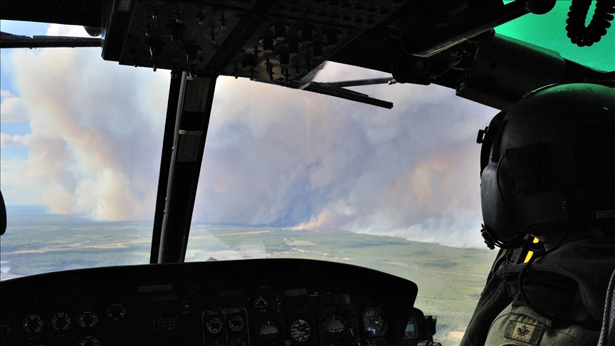 Helicopter crashes, pilot dies fighting wildfire in Canada