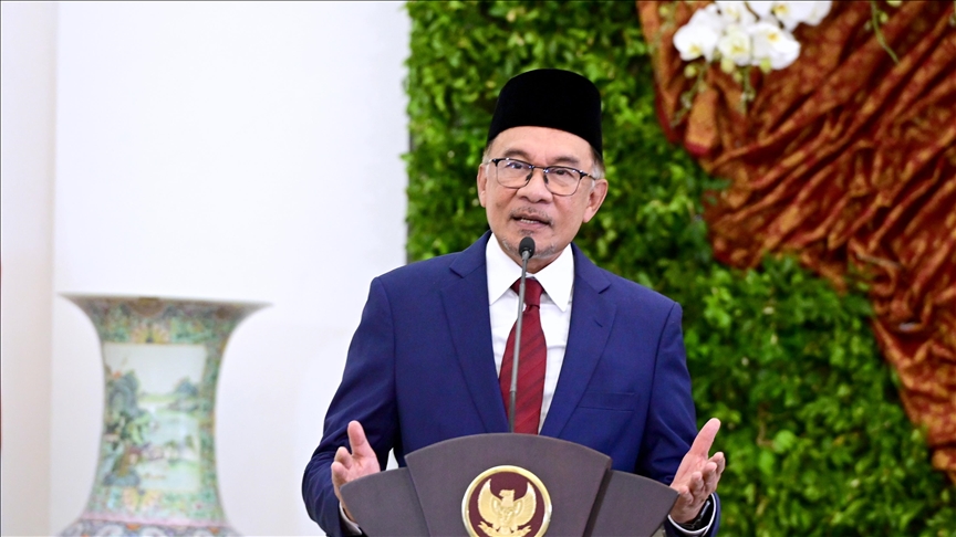 Malaysia's Anwar praises Vietnam for overcoming colonial past