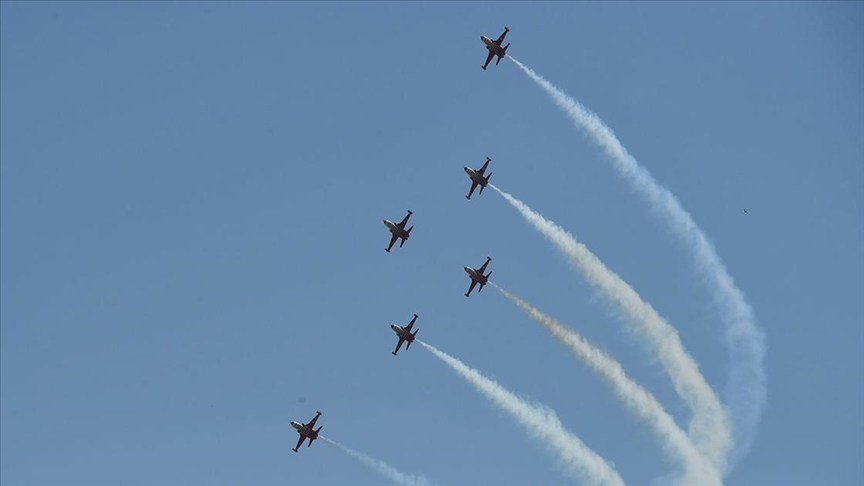 Türk Yıldızları Isparta semalarında gösteri yaptı