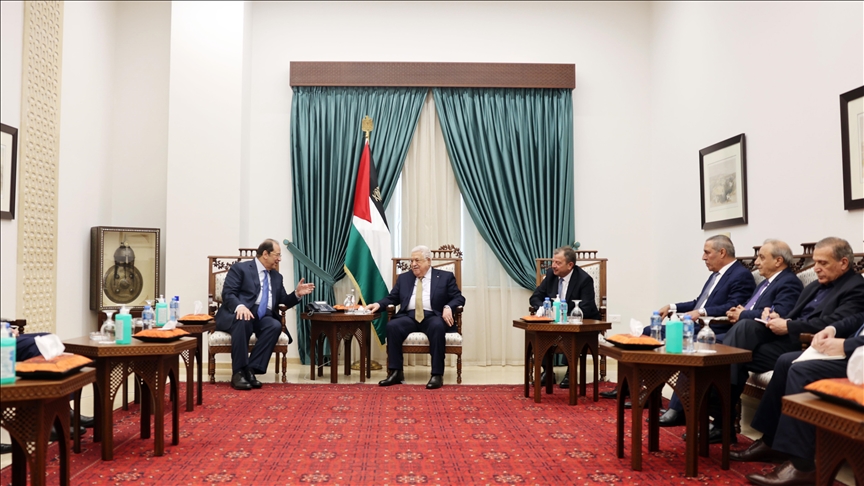 Palestinian group holds talks with Egypt’s intelligence chief Palestinian group holds talks with Egypt’s intelligence chief