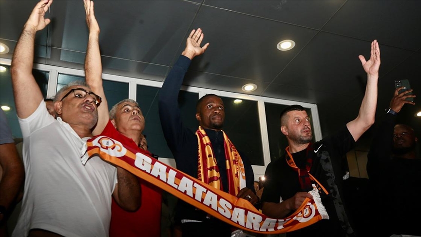 Galatasaray, Fildişi Sahilli futbolcu Wilfried Zaha'nın transferi için görüşmelere başlandığını açıkladı.