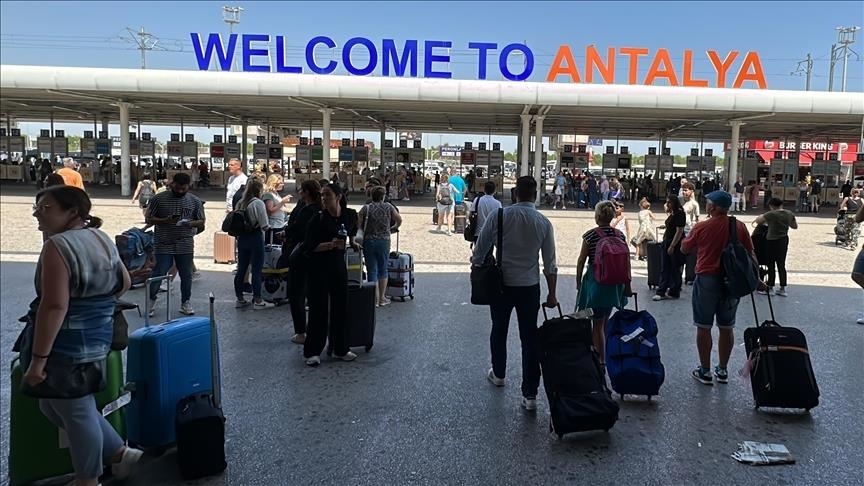 أنطاليا تستقبل 99 ألف زائر في يوم واحد من خارج تركيا