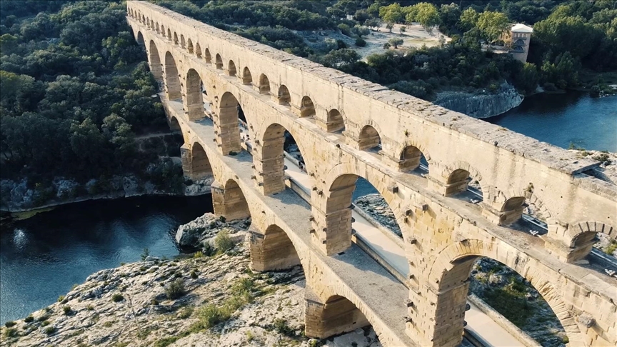 Historical aqueduct in southern France: Pont du Gard