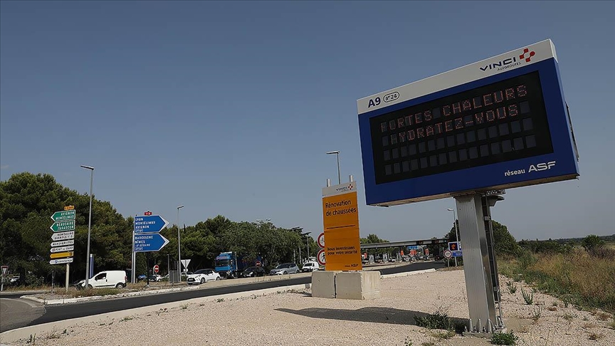 Fransa'nın Bouches-du-Rhone bölgesinde, yüksek yangın riski nedeniyle "kırmızı alarm" verildi