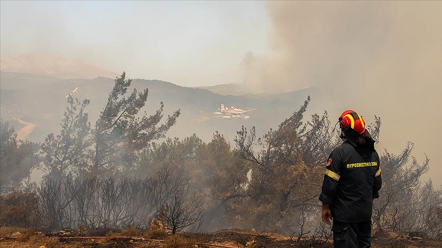 Miçotakis, Rodos Adası'ndaki orman yangınlarına karşı mücadeleyi "savaş" olarak nitelendirdi
