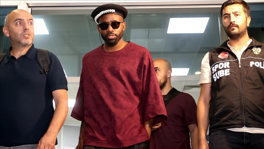 Galatasaray sign DR Congo forward Cedric Bakambu