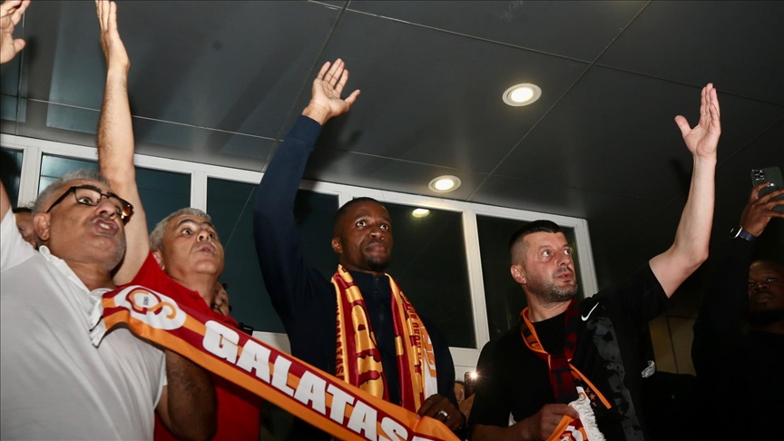 Galatasaray started negotiations to buy Crystal Palace’s former forward Zaha.