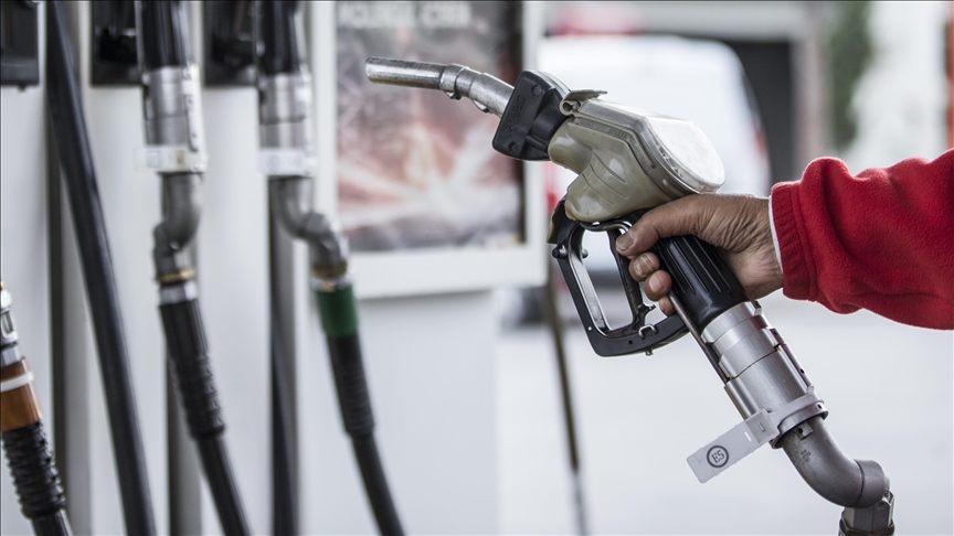 Oil falls with US data signaling weak demand amid persistent woes on Fed rate hike