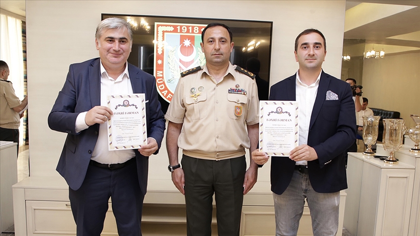 Azerbaycan Savunma Bakanı Hasanov'dan AA muhabirlerine ödül