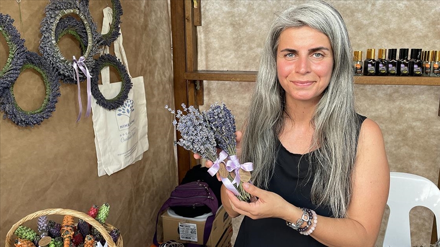 İstanbul'daki "beyaz yakalı" işini bırakan girişimci Çanakkale'de 4 yıldır lavanta üretiyor