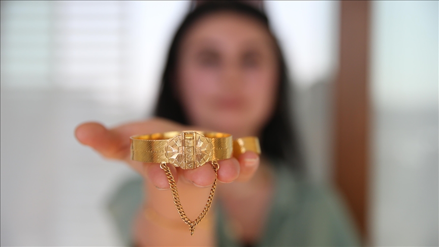 Diyarbakır'da hasır bilezik üreten kadınlar evlerini atölyeye dönüştürdü