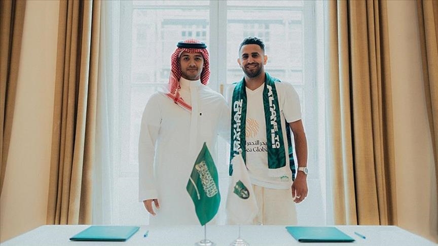 مانشستر سيتي يعلن انتقال الجزائري رياض محرز إلى الأهلي السعودي