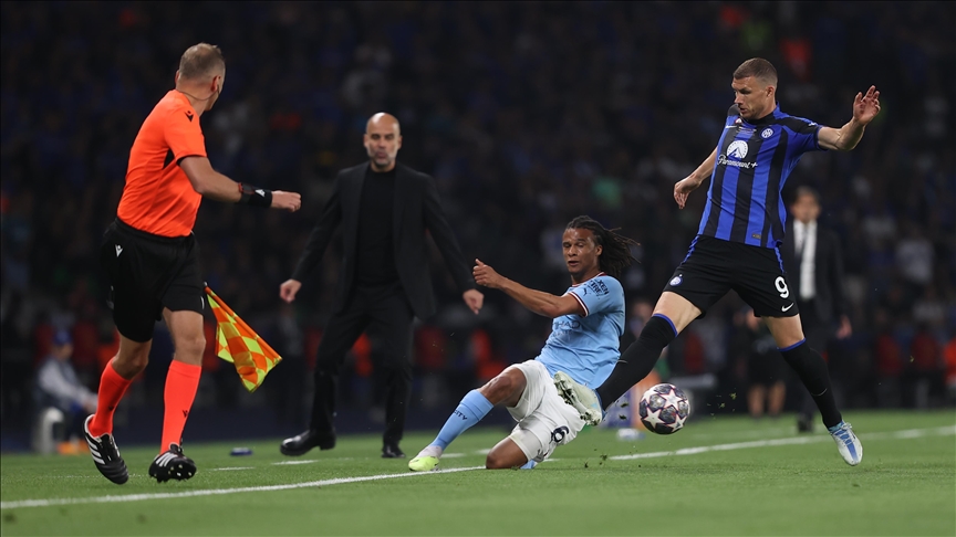 Manchester City produžio ugovor sa Akeom