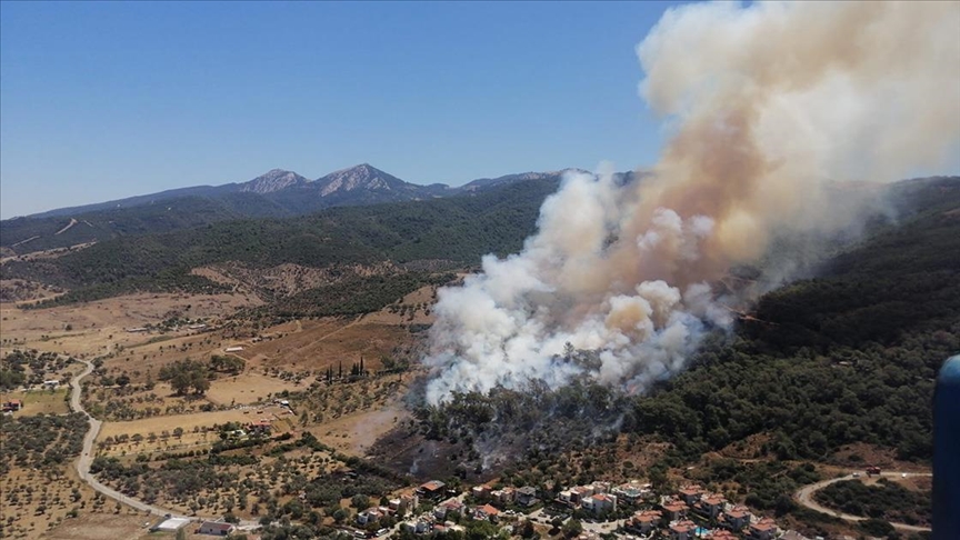 İzmir'in Güzelbahçe ilçesindeki orman yangını kontrol altına alındı