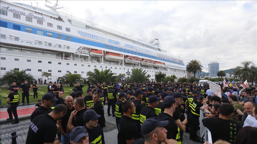 В Батуми лайнер Astoria Grande с российскими туристами вновь встретили акцией протеста