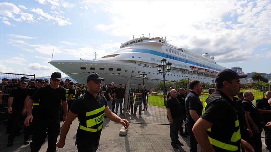 Rusya'nın Soçi kentinden yola çıkan kruvaziyer, Gürcistan'da protesto ile karşılandı