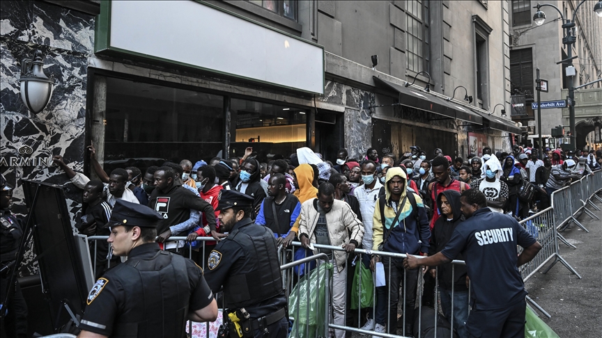 Migrants sleep outside hotel in New York as city grapples with migrant ...