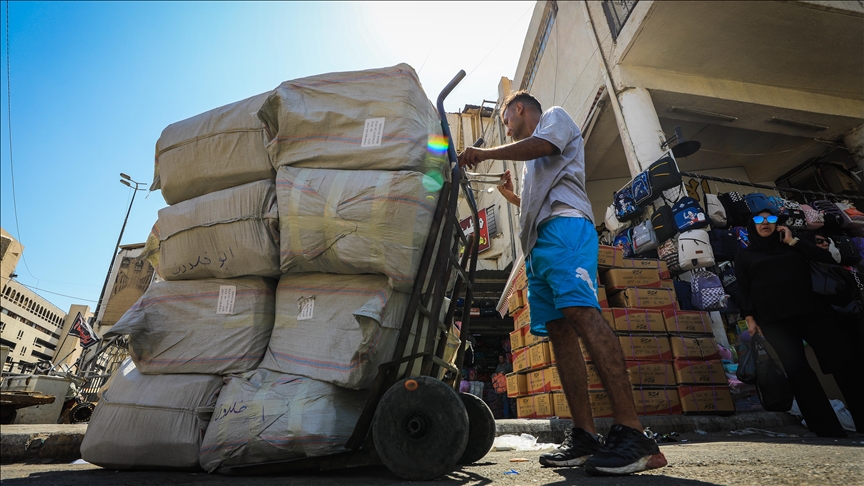 Daily wagers in Iraq endure 50 degrees of heat to make ends meet