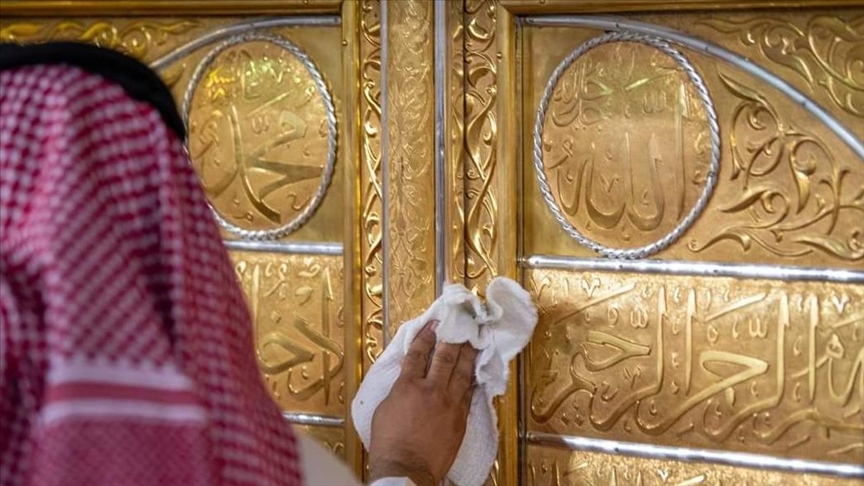 السعودية.. غسل الكعبة المشرفة بخليط ماء زمزم والورد