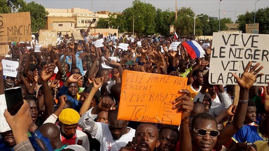 Thousands of pro-coup supporters gather in Niamey to demand withdrawal of French troops from Niger