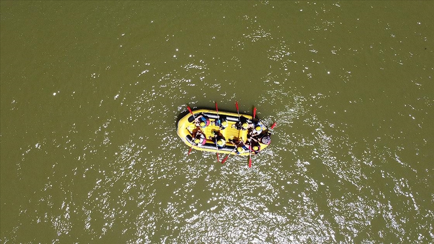 Sıcaktan bunalanlar Karasu Nehri'nde rafting yaparak serinliyor