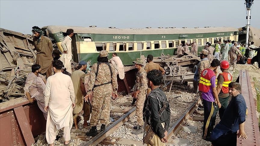 Число погибших при крушении поезда в Пакистане увеличилось до 30
