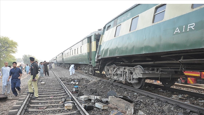 30 killed, 100 injured as passenger train derails in southern Pakistan