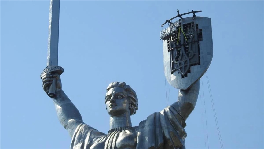 На монументе «Родина-Мать» в Киеве установили тризуб