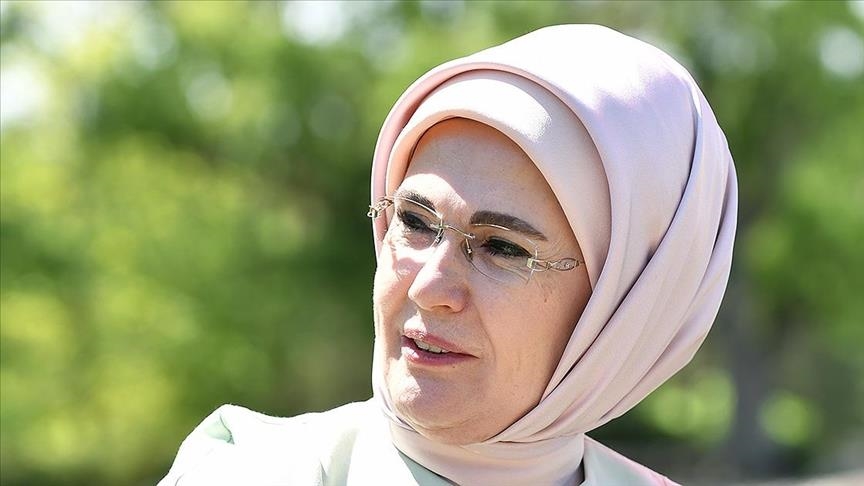 أمينة أردوغان تهنئ "كازوز" بطل العالم في رمي السهام