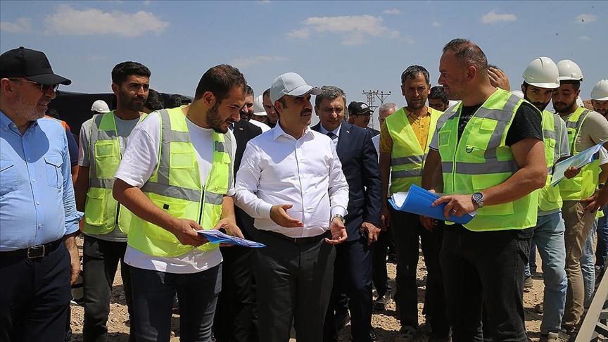 Bakan Kacır, Malatya'da depremzede esnaf için yapılan sanayi sitesini gezdi: