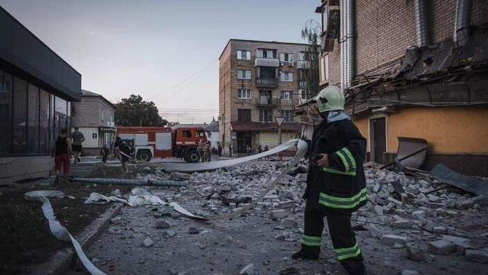 Жители украинского города Покровск залечивают раны после ракетного обстрела