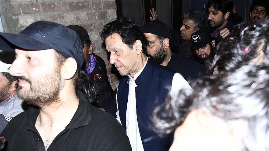 Pakistan'da İmran Han'ın "ABD komplosuyla görevden alındığına" dair iddialar tartışmaya yol açtı