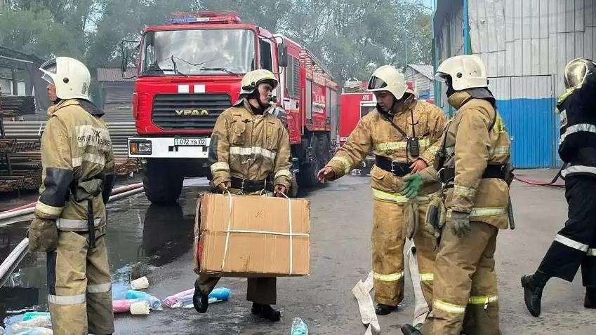 Крупный пожар на складах в Алматы локализован