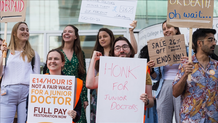 Junior doctors hold rally in London regarding dispute about pay, conditions