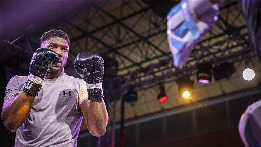 Eski dünya şampiyonu boksör Anthony Joshua, Robert Helenius'u nakavtla yendi