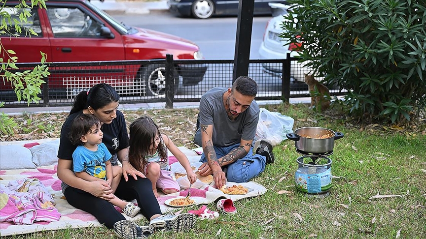 Ev sahibinin yaklaşık 5 katına çıkardığı kirayı ödeyemeyen aile parkta yaşıyor