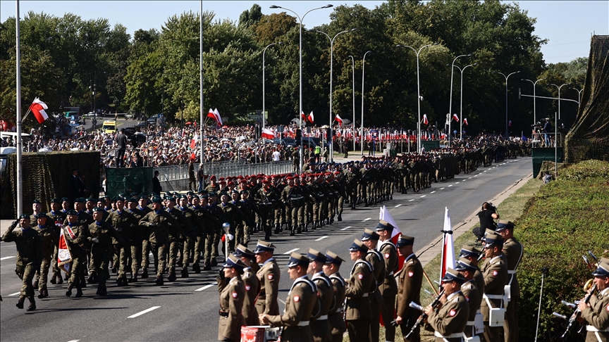 Poland shows off military strength in Army Day parade in Warsaw