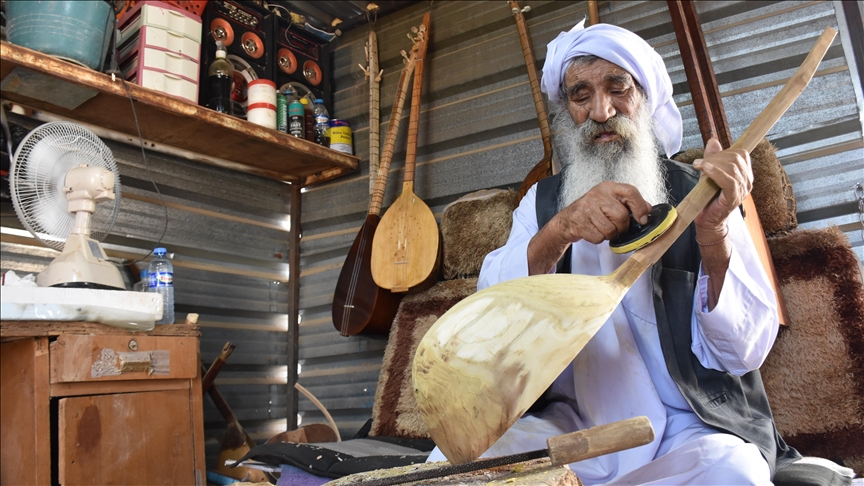 Unable to return home due to PKK presence in Iraq's Sinjar, Ezidi man earns a living by making musical instrument