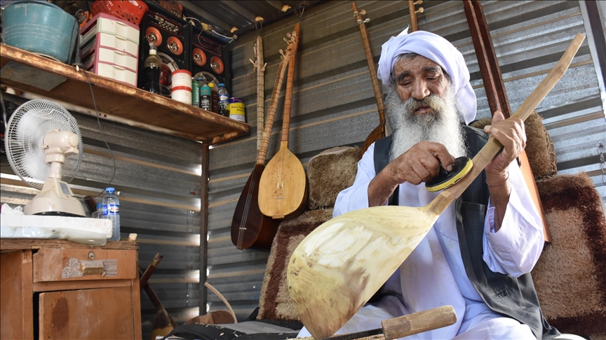 إيزيدي عراقي يعيل أسرته عبر إنتاج آلة البزق