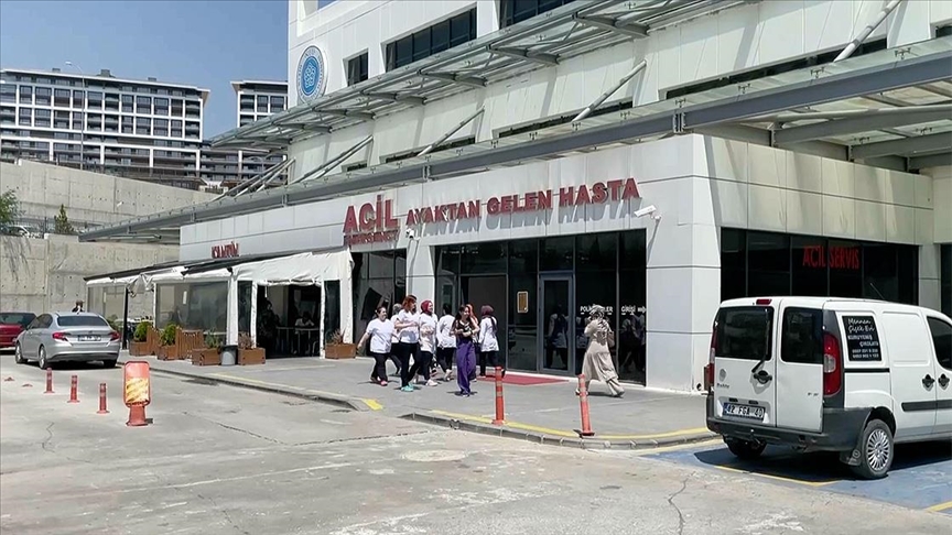 Kaldırımda yürürken binadan düşen beton parçalarıyla yaralanan çocuğun tedavisi sürüyor