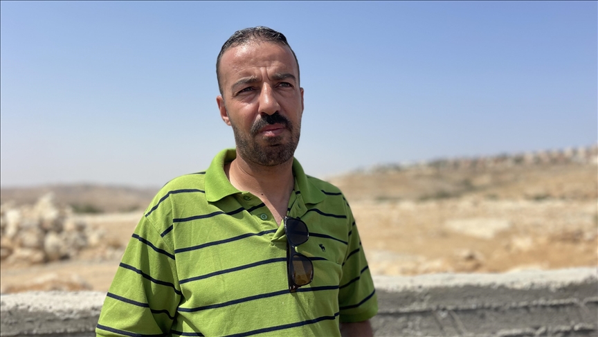  أبو صبيح يتمسك بأرضه.. فلسطيني يتصدى لمستوطنين مسلحين (تقرير)
