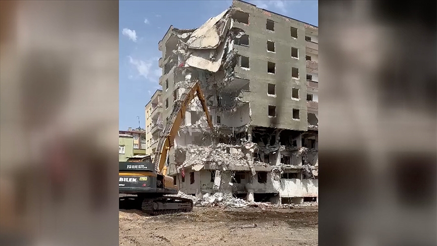 Diyarbakır'da depremde ağır hasar gören 8 katlı bina yıkım esnasında çöktü