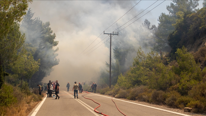 Major wildfire in northeastern Greece forces evacuation of 8 settlements