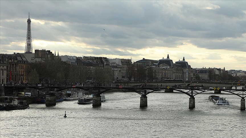 Paris'teki Sen Nehri'nde yapılması planlanan bir yüzme etkinliği daha kirlilik nedeniyle iptal edildi